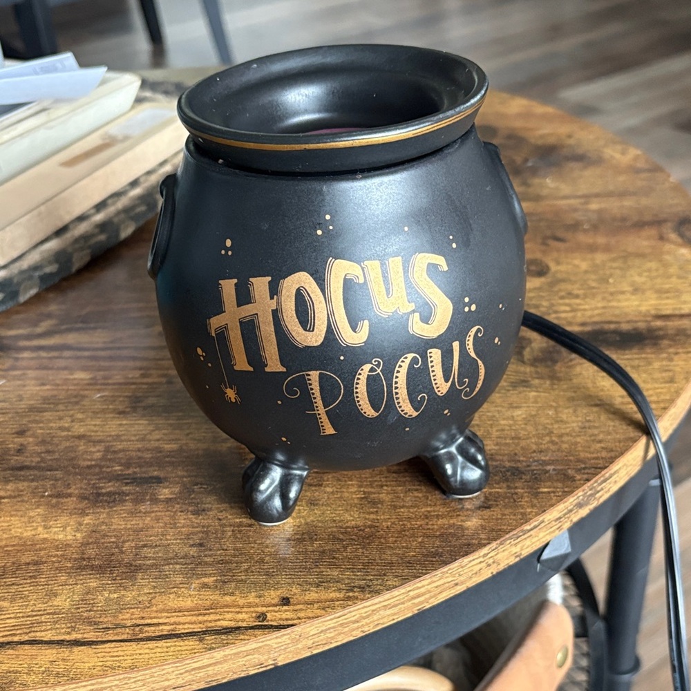 Hocus Pocus Black and Gold Cauldron